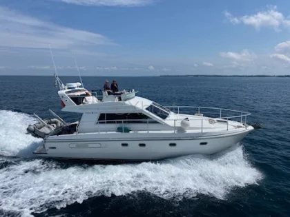 Bateau à Moteurs d'occasion YARDING YACHT 36 